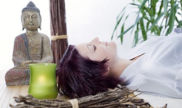 Frau genießt fernöstliche Wellnessanwendung