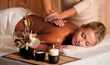 Frau genießt Massage durch Masseurin