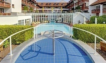 Panoramablick auf das Hotel und sein Außenbecken