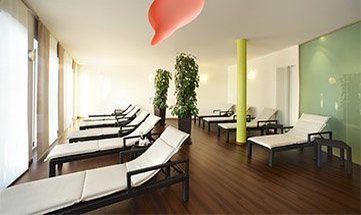 Ruheraum mit weisen Liegen