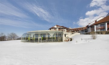 Die Sonnenterrasse des Hotels mit Schnee bedeckt im Winter