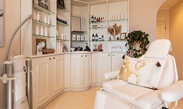 Raum für Beauty Behandlungen mit Liege und Komsetikprodukten