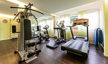 Mann und Frau trainieren mit moddernsten Geräten