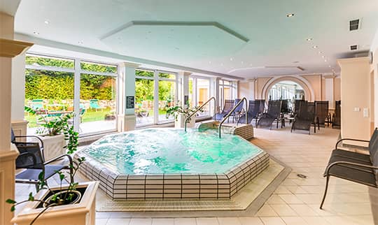 Hauseigene Therme mit Pool und Whirlpool