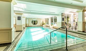 Therme mit Innenbecken und Whirlpool in hellem Licht