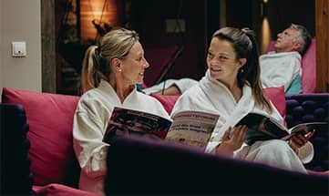 Zwei Frauen entspannen gemeinsam