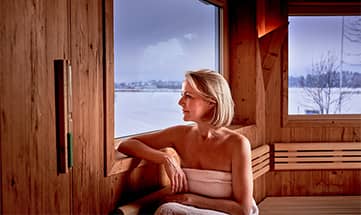 Frau genießt die Sauna
