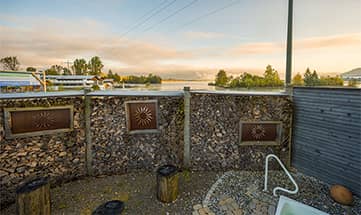 Blick auf den Garten und See