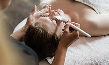 Frau genießt eine Gesichtsbehandlung