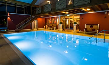 Beleuchteter Innenpool am Abend