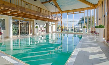 Innenpool mit Ausblick auf die Berge