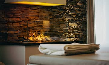 Weiße Handtücher vor Kamin