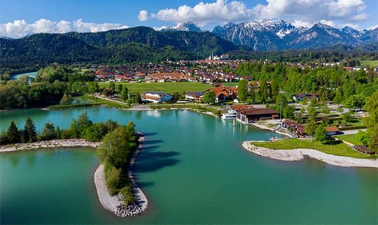 Luftaufnahme vom Hotel am Abend