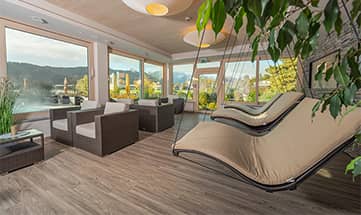 Helle Schwebeliegen mit Ausblick auf die Natur