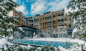 Außenansicht vom Hotel im Winter