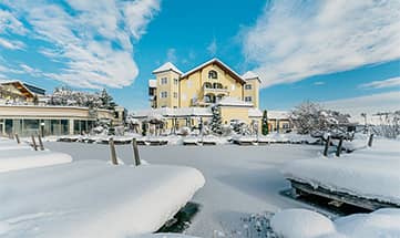 Außenansicht vom verschneiten Hotel im Winter
