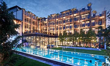 Außenansicht vom Hotel mit Außenpool am Abend