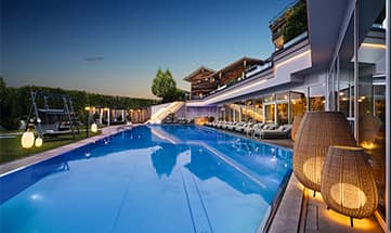 Außenpool beleuchtet am Abend