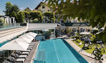 Außenpool an einem sonnigen Tag