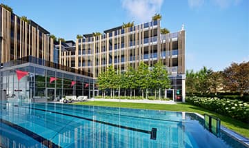 Seitlicher Blick auf den Außenpool am Tag