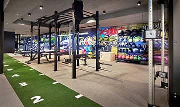 Sportraum mit modernen Fitnessgeräten