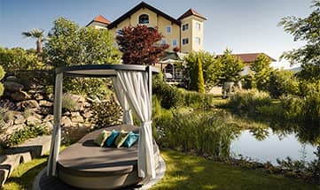 Naturbadesee mit Blick auf das Hotel
