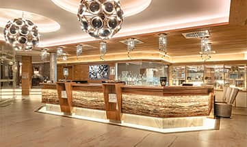 Hell beleuchtete Spa Rezeption