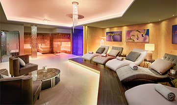 Große Weiße Liegen in gemütlichem Licht