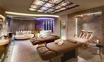 Raum für Wellnessanwendungen mit großen Liegen