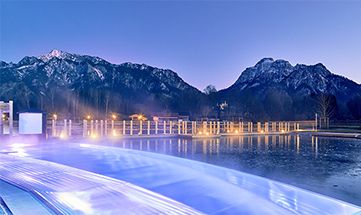 Ausblick auf die Berge vor dem Pool