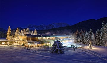 Das beleuchtete und verschneite Badehaus im Winter