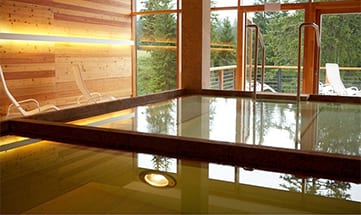 Becken zum abkühlen neben weißen Liegen