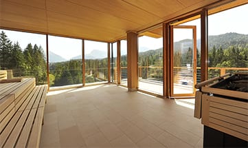 Panorama-Sauna mit Glasfassade und Blick ins Freie