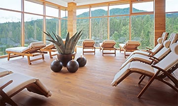 Ruheraum mit mehreren Liegen und Panoramausblick