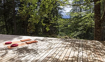 Yoga-Plattform mitten im Wald