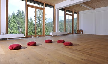 Yogastudio mit Glasfassade in die Natur