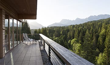 Balkon mit Liege und Blick in die Natur