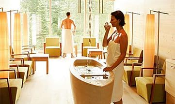 Paar genießt frisches Bergquellwasser im Ruheraum