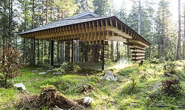 Im grünen gelegenes Meditationshaus