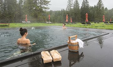 Menschen baden im Onsen