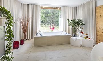 Spa-Suite mit großer Whirlwanne