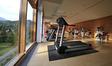 Moderene Trainingsgeräte wie Laufbänder im Fitnessraum