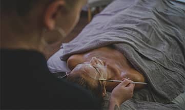 Frau erhält eine Gesichtsbehandlung