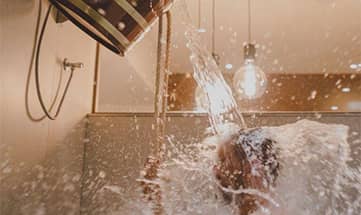 Mann kühlt sich in Erlebnisdusche ab