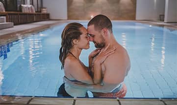Paar genießt gemeinsame Momente im Pool
