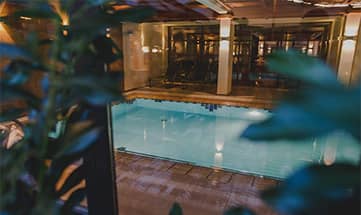 Seitliche Aufnahme des Pools