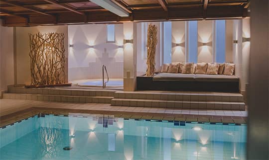 Seitlicher Blick auf den Pool