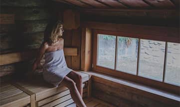 Frau erlebt einen Saunagang