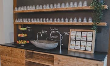 Getränke und Obst an der Spa Bar