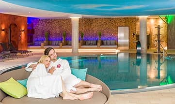 Paar relaxt am Schwimmbad